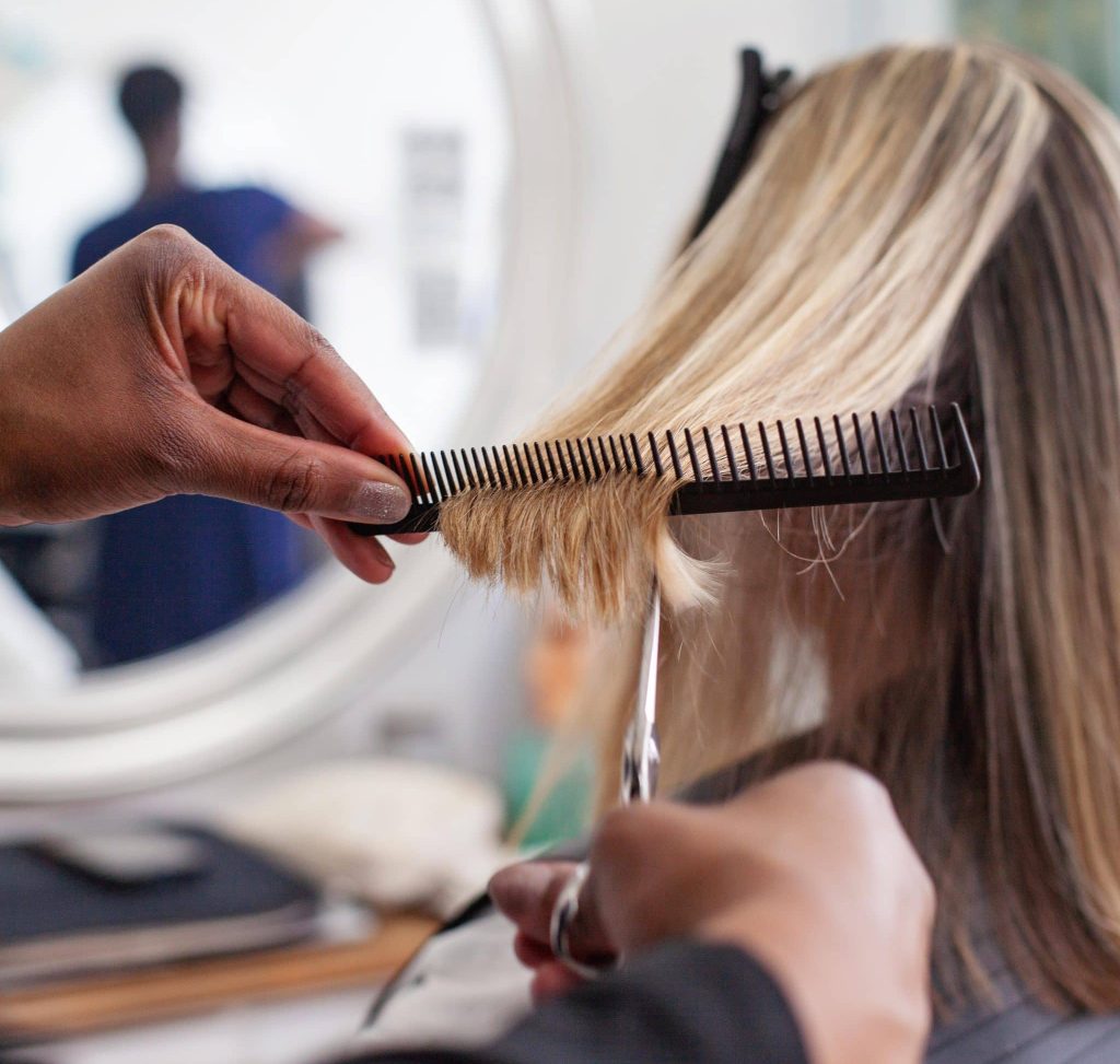 stylist-cutting-hair